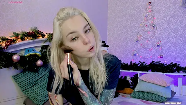 LillyMoure  online show from January 4, 12:05 am