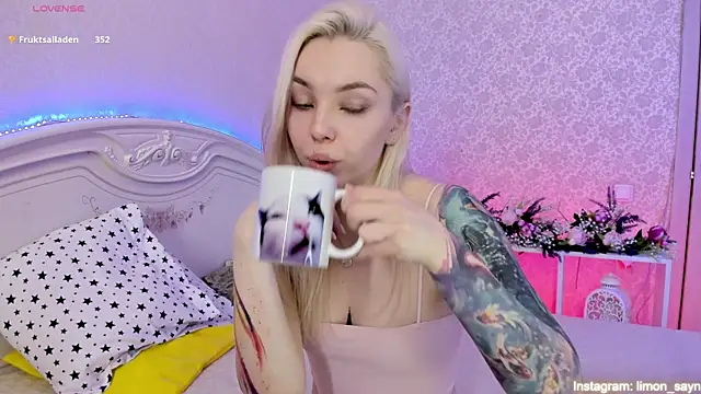 LillyMoure  online show from March 9, 3:01 am