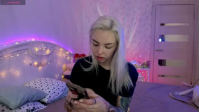 LillyMoure  online show from September 26, 11:20 pm