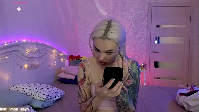 LillyMoure  online show from October 5, 11:35 pm