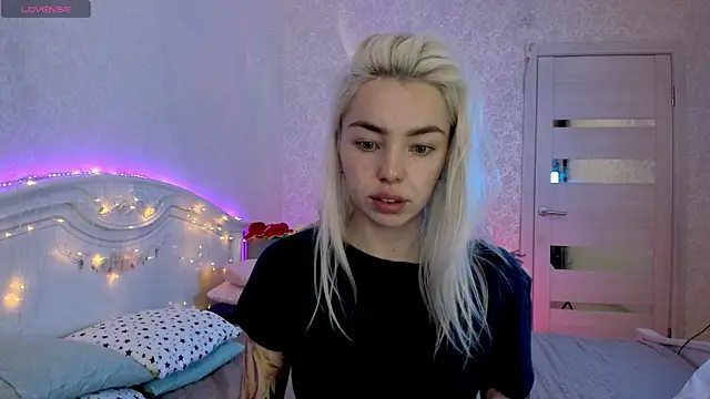 LillyMoure  online show from October 6, 11:24 pm