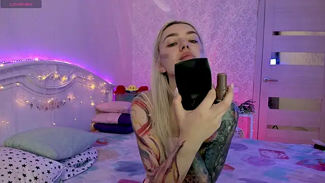 LillyMoure  online show from October 13, 11:27 pm