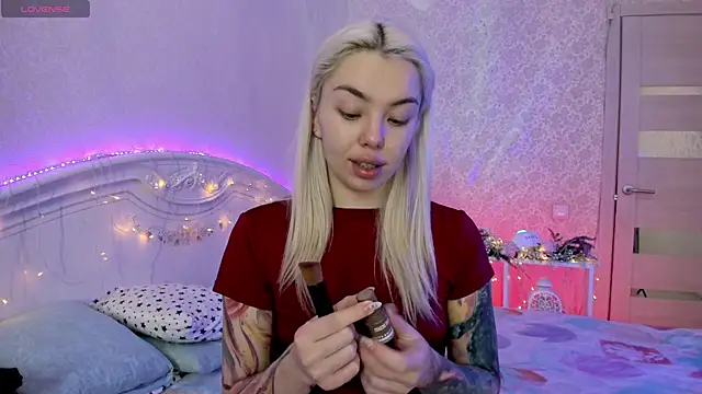 LillyMoure  online show from November 8, 11:25 pm