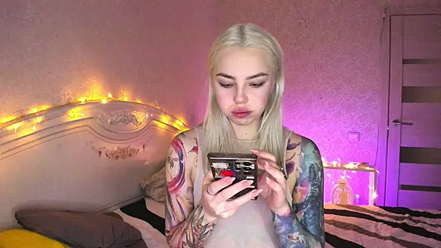 LillyMoure  online show from February 5, 11:09 pm