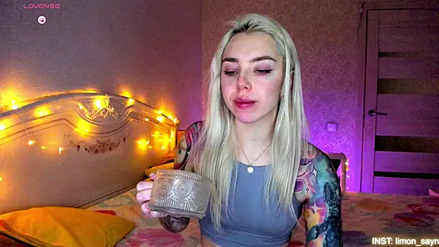 LillyMoure  online show from March 4, 11:55 pm