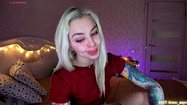 LillyMoure  online show from April 29, 11:55 pm