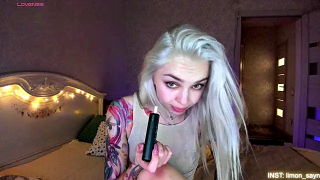 Snapshot of LillyMoure_ chatting on June 11, 3:04 am LillyMoure online show from June 11, 3:04 am