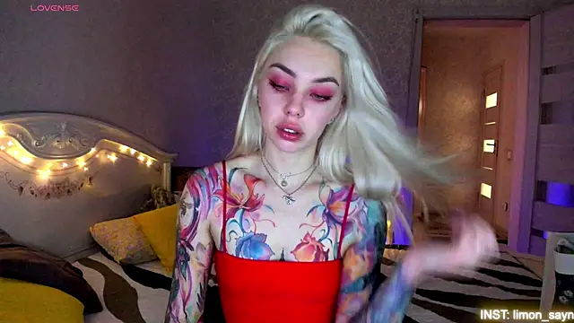 Snapshot of LillyMoure_ chatting on June 16, 11:29 pm LillyMoure online show from June 16, 11:29 pm