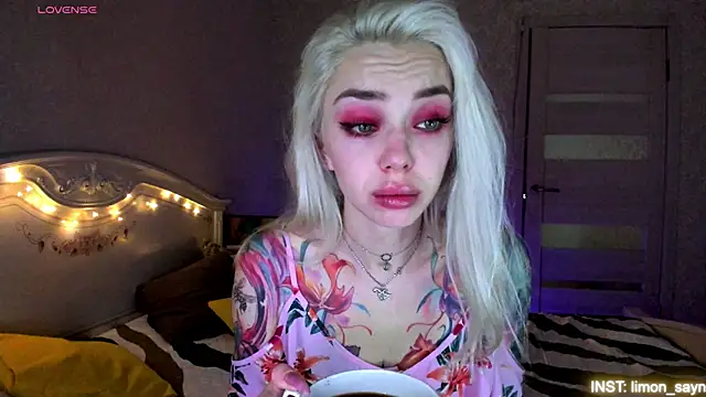 Snapshot of LillyMoure_ chatting on June 22, 11:13 pm LillyMoure online show from June 22, 11:13 pm