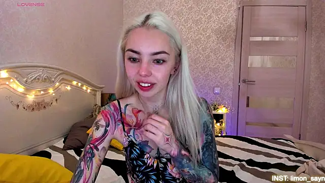 Snapshot of LillyMoure_ chatting on June 29, 4:08 am LillyMoure online show from June 29, 4:08 am