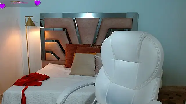 Snapshot of sophia_hadid chatting on December 11, 1:39 pm sophia hadid online show from December 11, 1:39 pm