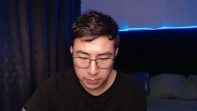 andrewmhilton  online show from May 12, 1:36 am