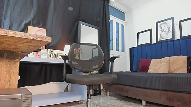 Snapshot of ElizabethBell_ chatting on February 14, 4:20 am ElizabethBell online show from February 14, 4:20 am