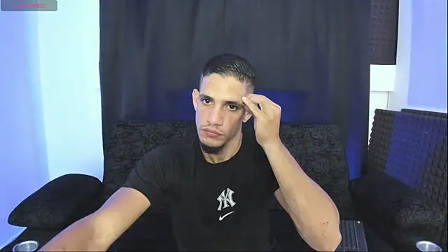 jhonnysnow17 online show from May 15, 8:43 am