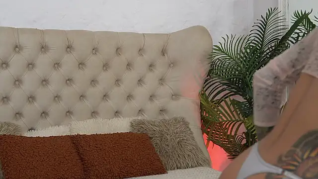 Snapshot of TiffanyMaze chatting on June 27, 12:22 pm TiffanyMaze online show from June 27, 12:22 pm