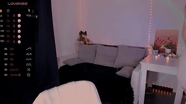 Snapshot of mia_x_love chatting on December 5, 5:39 pm mia x love online show from December 5, 5:39 pm