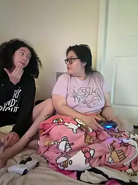 LiverandBrat77 online show from April 2, 7:11 pm