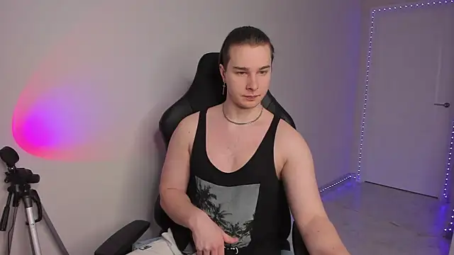Snapshot of Vincent_Strong chatting on February 10, 7:47 am Vincent Strong online show from February 10, 7:47 am