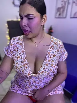Snapshot of GigiiStone chatting on December 18, 11:30 pm GigiiStone online show from December 18, 11:30 pm
