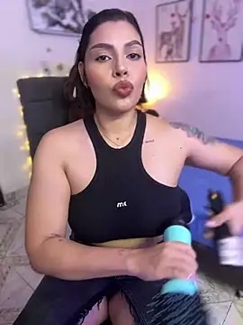 Snapshot of GigiiStone chatting on February 10, 8:10 pm GigiiStone online show from February 10, 8:10 pm