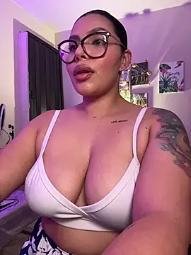 Snapshot of GigiiStone chatting on March 30, 11:28 pm GigiiStone online show from March 30, 11:28 pm