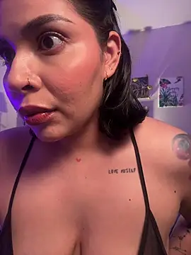 Snapshot of GigiiStone chatting on April 2, 12:08 am GigiiStone online show from April 2, 12:08 am