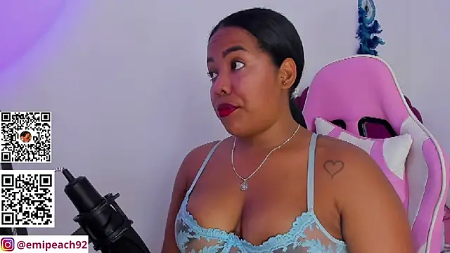 Snapshot of samanthaabloom chatting on June 11, 12:32 am samanthaabloom online show from June 11, 12:32 am