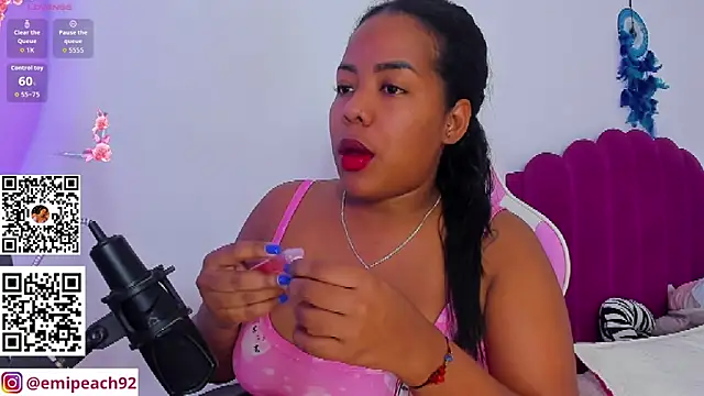 Snapshot of samanthaabloom chatting on June 16, 1:30 am samanthaabloom online show from June 16, 1:30 am