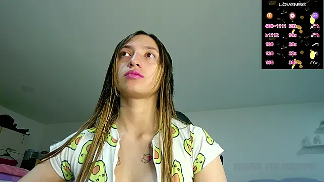 Snapshot of TiffanyBela chatting on October 2, 2:18 am TiffanyBela online show from October 2, 2:18 am