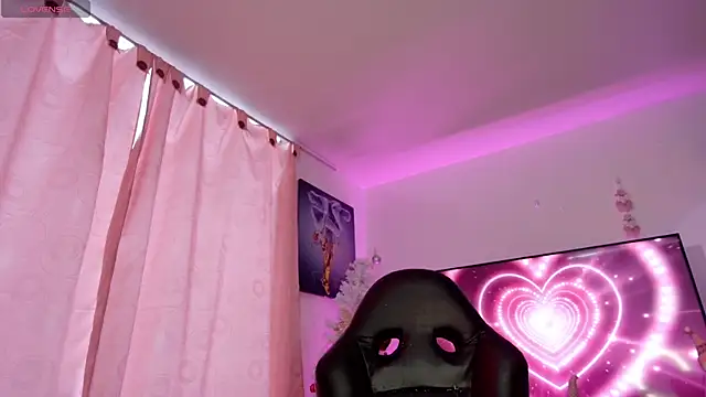 Snapshot of TiffanyBela chatting on December 4, 9:12 pm TiffanyBela online show from December 4, 9:12 pm