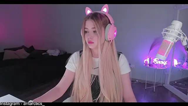 Snapshot of lil_barbie_girl chatting on December 23, 2:50 pm lil barbie girl online show from December 23, 2:50 pm