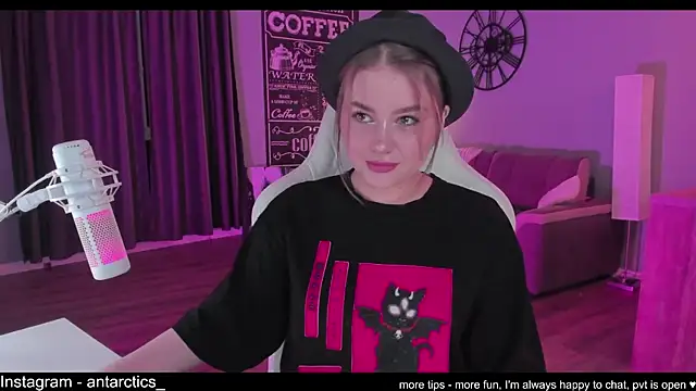 Snapshot of lil_barbie_girl chatting on February 28, 6:31 pm lil barbie girl online show from February 28, 6:31 pm