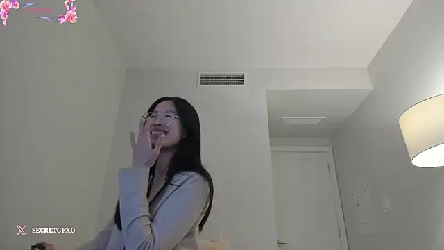 Snapshot of secretgirlfriendxo chatting on December 14, 2:45 am secretgirlfriendxo online show from December 14, 2:45 am