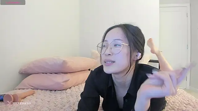 Snapshot of secretgirlfriendxo chatting on February 6, 9:32 am secretgirlfriendxo online show from February 6, 9:32 am