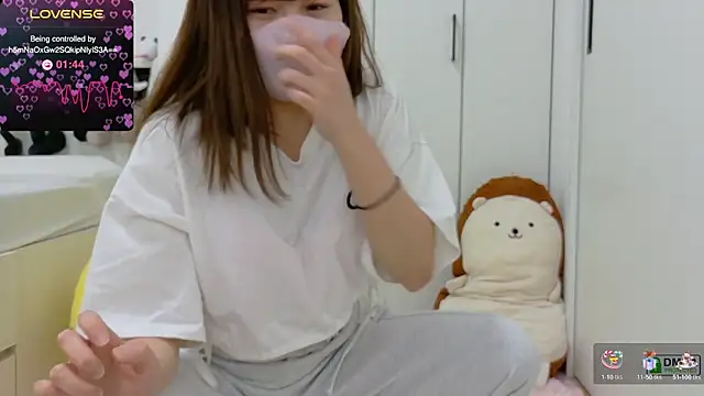Snapshot of SUZU_ chatting on February 24, 12:16 pm SUZU online show from February 24, 12:16 pm