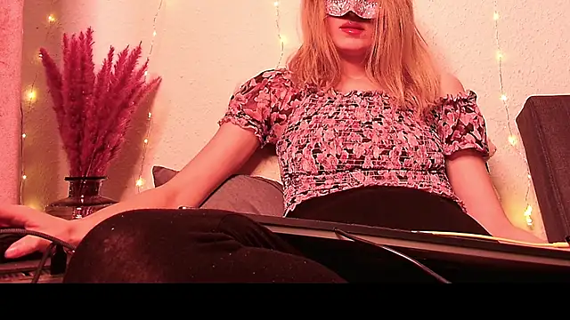 Snapshot of SecretAnni chatting on January 8, 2:25 pm SecretAnni online show from January 8, 2:25 pm