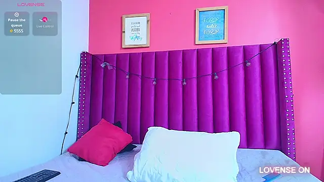 Snapshot of littlee_emilyy_ chatting on December 12, 3:05 pm littlee emilyy online show from December 12, 3:05 pm