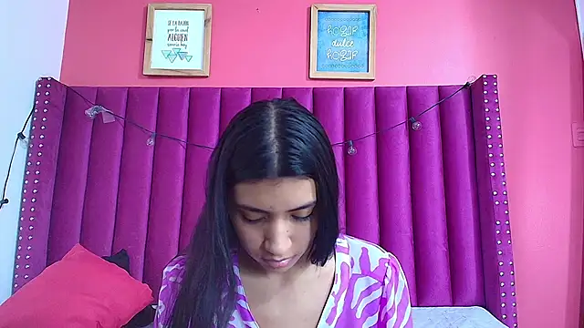 Snapshot of littlee_emilyy_ chatting on December 12, 6:10 pm littlee emilyy online show from December 12, 6:10 pm