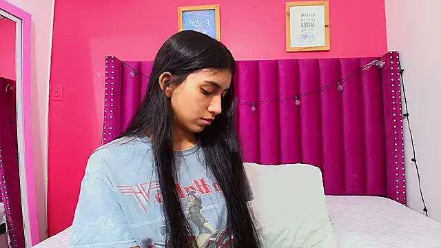 Snapshot of littlee_emilyy_ chatting on January 22, 2:48 am littlee emilyy online show from January 22, 2:48 am