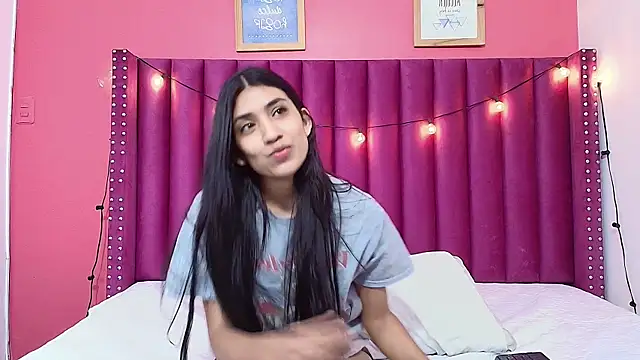 Snapshot of littlee_emilyy_ chatting on January 22, 5:59 am littlee emilyy online show from January 22, 5:59 am
