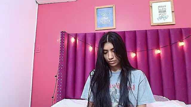 Snapshot of littlee_emilyy_ chatting on January 22, 9:02 am littlee emilyy online show from January 22, 9:02 am