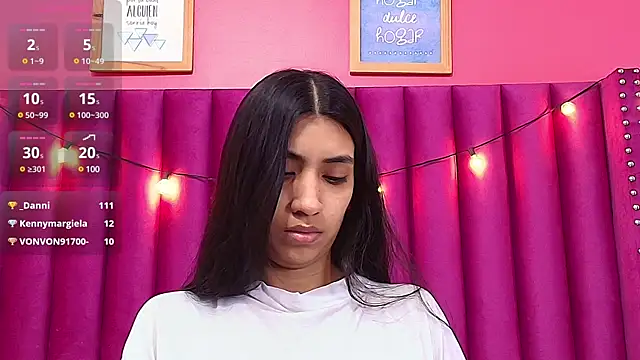 Snapshot of littlee_emilyy_ chatting on February 6, 3:06 am littlee emilyy online show from February 6, 3:06 am