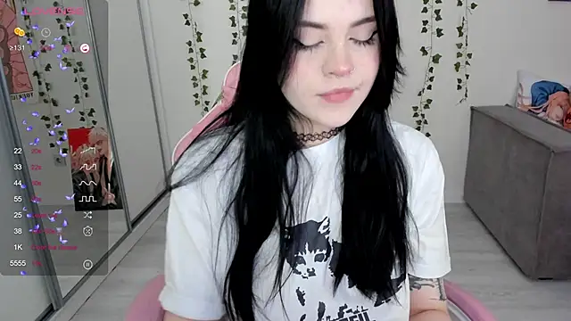 Snapshot of SelenaCute chatting on February 7, 4:37 am SelenaCute online show from February 7, 4:37 am