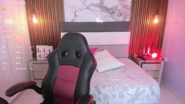 Snapshot of megancero chatting on October 25, 12:45 pm megancero online show from October 25, 12:45 pm