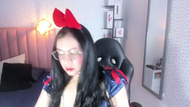 Snapshot of megancero chatting on October 31, 12:50 pm megancero online show from October 31, 12:50 pm