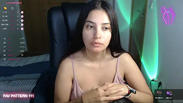 Snapshot of AnnaQueen chatting on January 13, 8:37 am AnnaQueen online show from January 13, 8:37 am