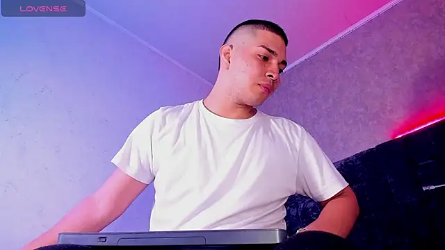 Snapshot of JUANDIAMONDS98 chatting on February 15, 1:05 pm JUANDIAMONDS98 online show from February 15, 1:05 pm