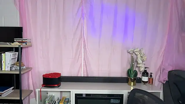 Snapshot of SashaEstrella chatting on March 28, 7:08 am SashaEstrella online show from March 28, 7:08 am