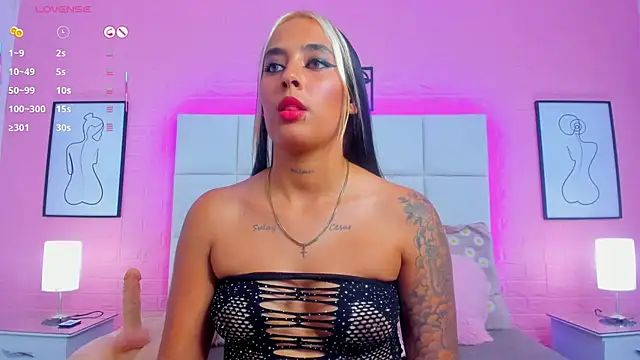 Snapshot of charlotte_kisss chatting on June 28, 1:00 am charlotte kisss online show from June 28, 1:00 am