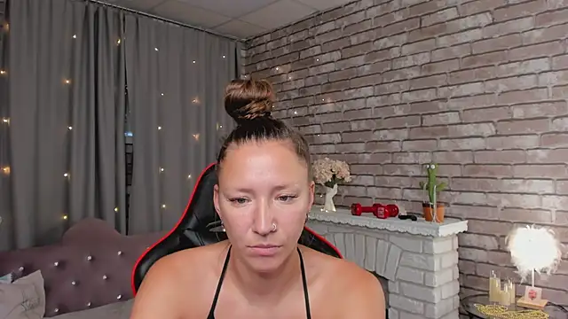 Snapshot of SarahCoksss chatting on July 5, 12:28 am SarahCoksss online show from July 5, 12:28 am